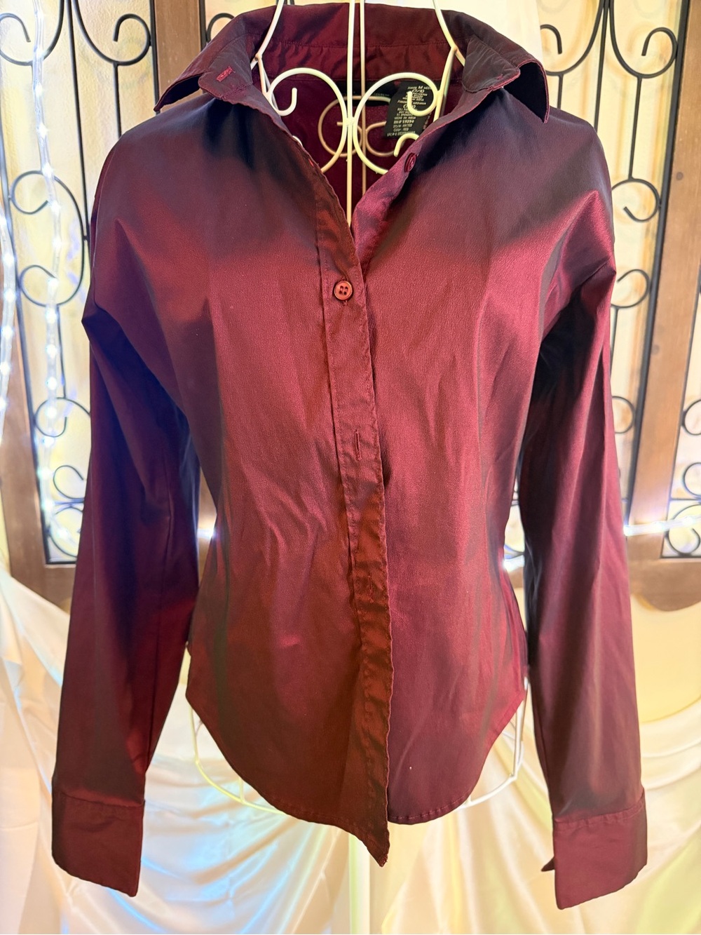 No Boundaries Women's Button-Down Shirt in Burgundy